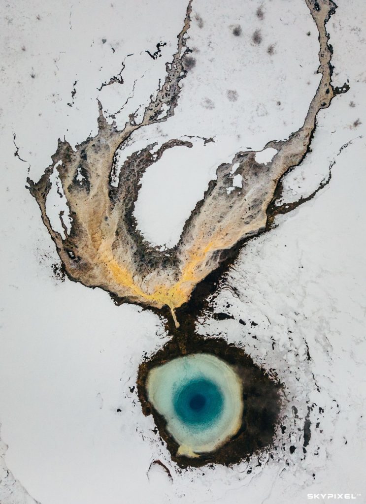 Geyser visto dall'alto con paesaggio innevato