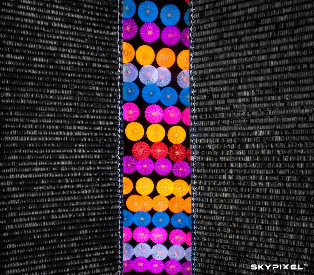 ombrelli colorati su sfondo nero