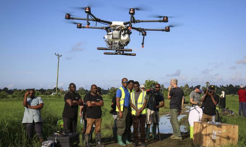 drone in volo sopra persone