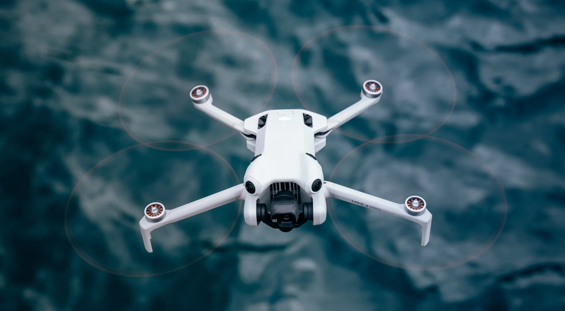 DJI MINI 4 PRO IN VOLO