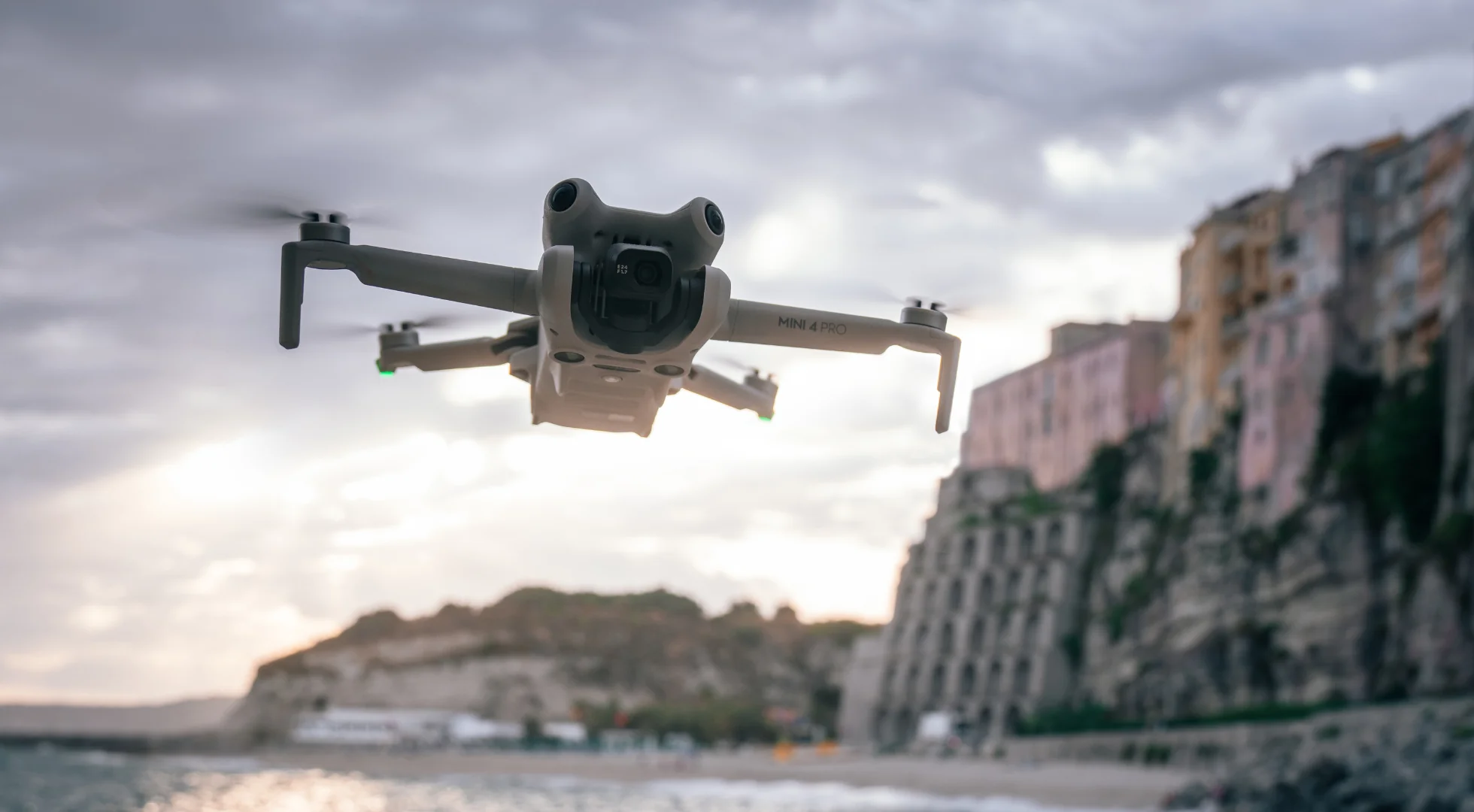 DJI MINI 4 PRO IN VOLO